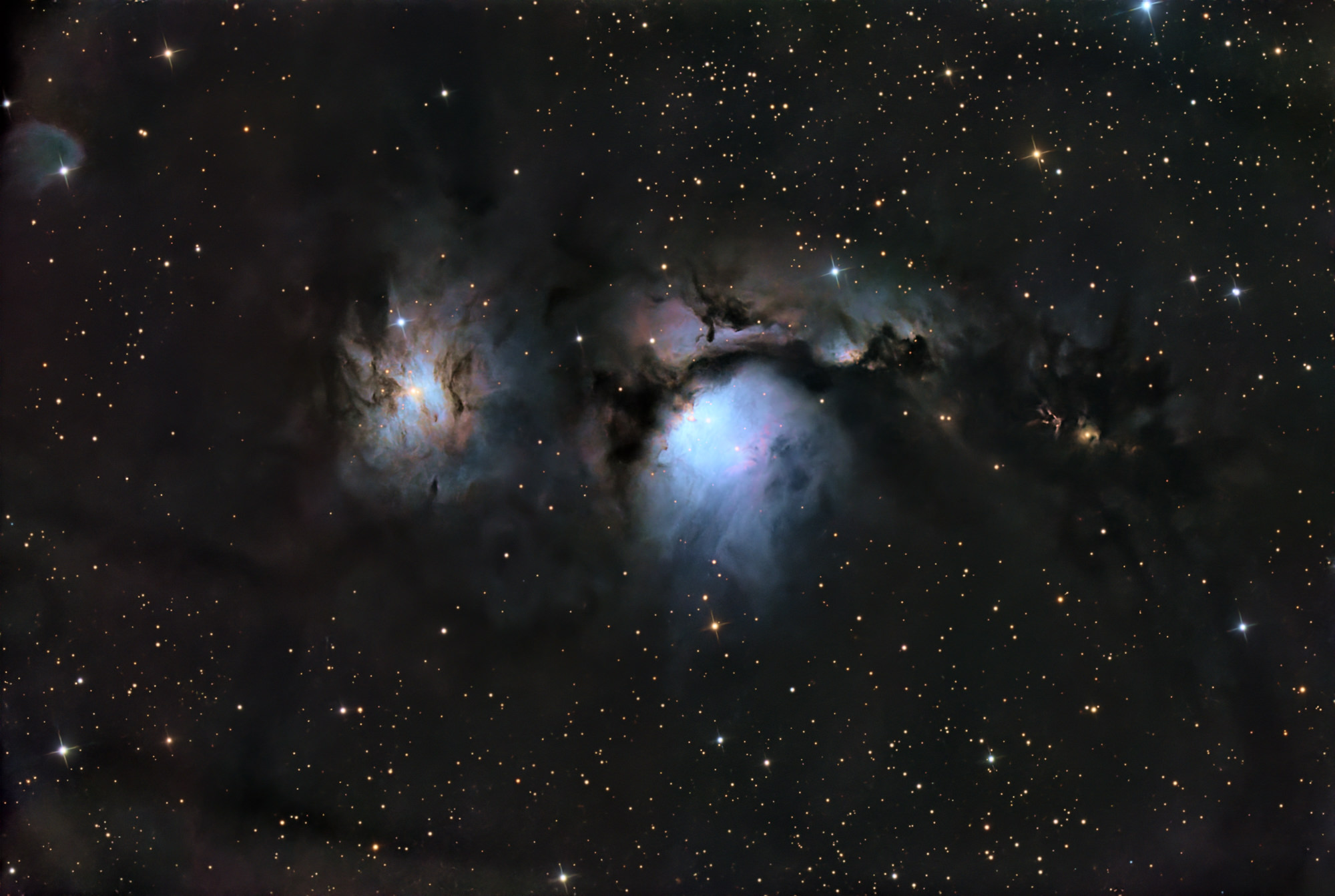Die Reflexionsnebel Messier 78 rechts und NGC 2071 links im Sternbild Orion.